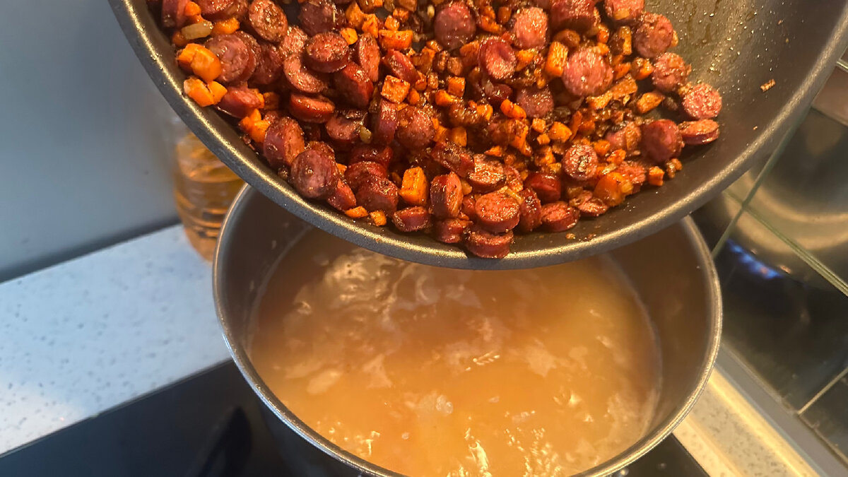 какие копчености подходят для горохового супа. гороховый суп с копченой колбасой фото. суп главсуп гороховый с копченостями. гороховый суп ингредиенты. с копченостями гороховый суп копченостями.