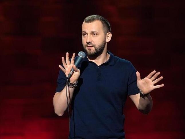 Весь свой капитал комика Белый* заработал в России. И шутил, кстати, о русской армии... Теперь тоже шутит, но колер другой. 