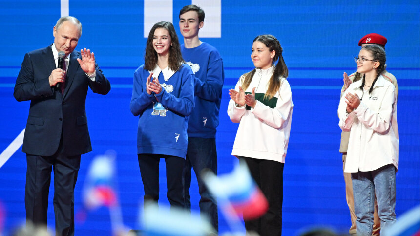 спикер с микрофоном. конференция. спикер с микрофоном. деловые мероприятия. выступающие на записи.