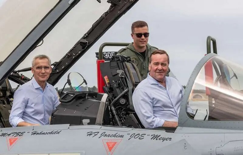 Ракета рсзо himars. Рсзо himars. Отрк mgm-140 atacms. Рсзо m142 himars. Поставки дальнобойных ракет.