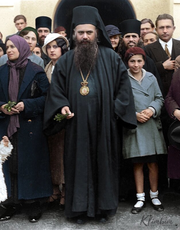 Редкое фото: святитель и епископ Николай Сербский со своей паствой. https://klimbim2014.wordpress.com/2018/07/22/nikolaj-velimirovic-николай-велимирович-2/comment-page-1/