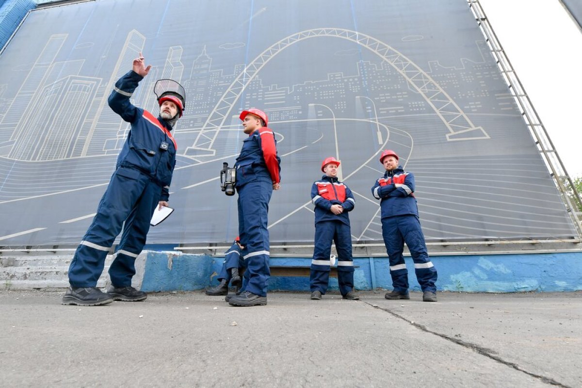 Сотрудников которые работают со. Офисный работник. Сотрудников которые работают со. Офисный работник. Коллектив в офисе.