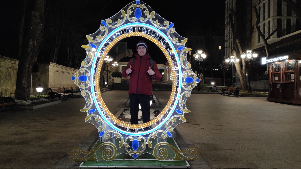 Новогодняя ночь в Кисловодске. Снега нет, перчатки не нужны, вместо шапки - повязка, чтобы только уши не продуло. Фото: Кирилл Полиенко/Polienko: путешествуем вдвоём