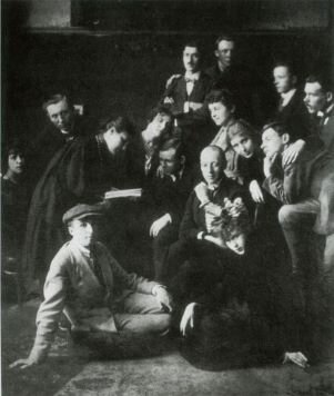 Фотография взята отсюда: https://vsev.net/vo-vsevolozhskom-dk-sostoyatsya-literaturnye-chteniya-nikolaj-gumilev-i-petrogradskij-czekh-poetov.html