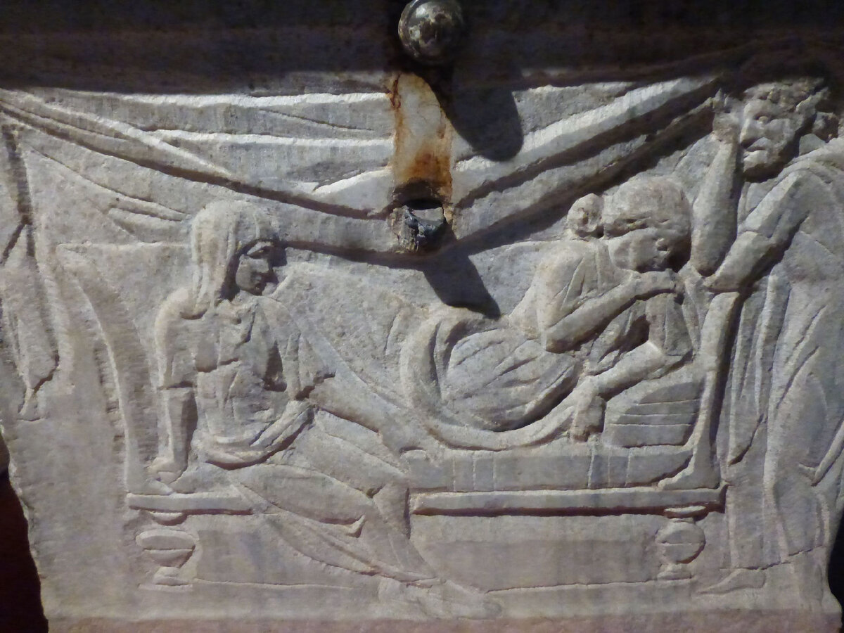 Рельеф со сценой скорби по умершей Креперии Трифаене.Центральный музей Монтемартини, Рим.  