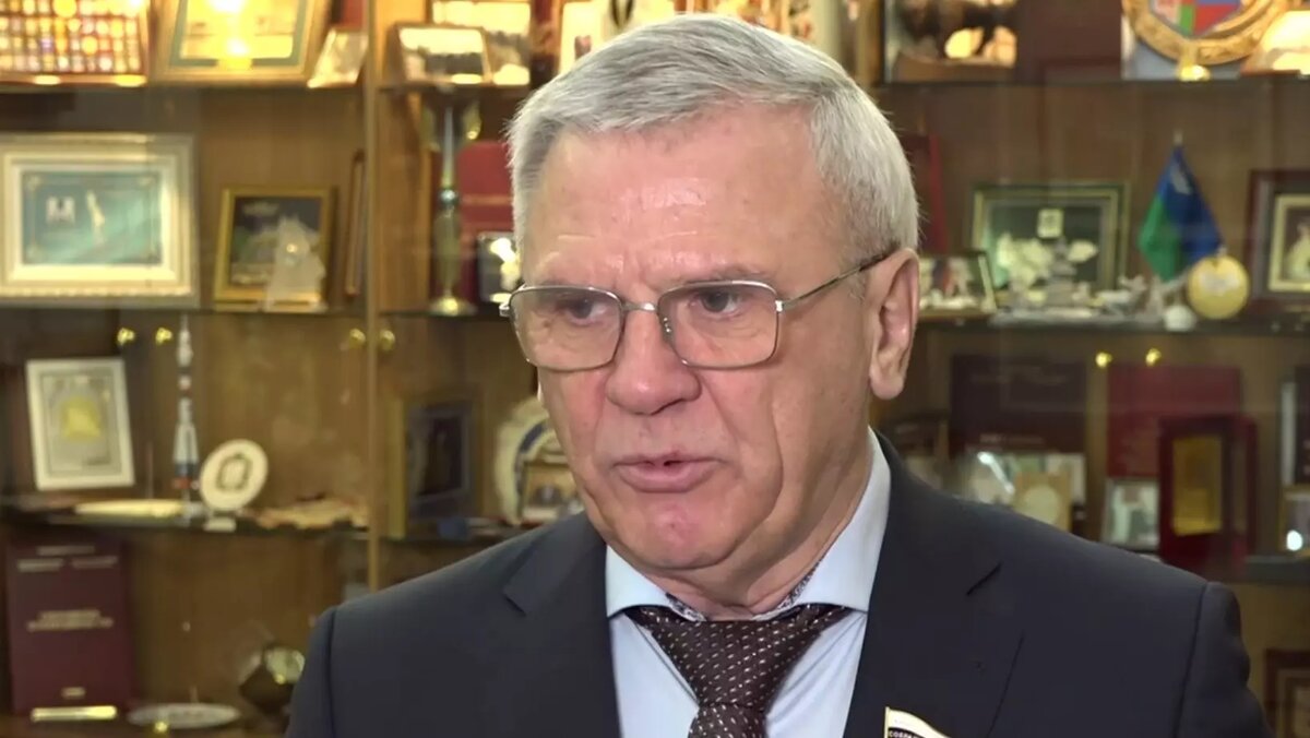     Работу мест розничной продажи алкоголя в многоквартирных домах хотят ограничить в Нижегородской области. Об этом заявил спикер ЗСНО Евгений Люлин.