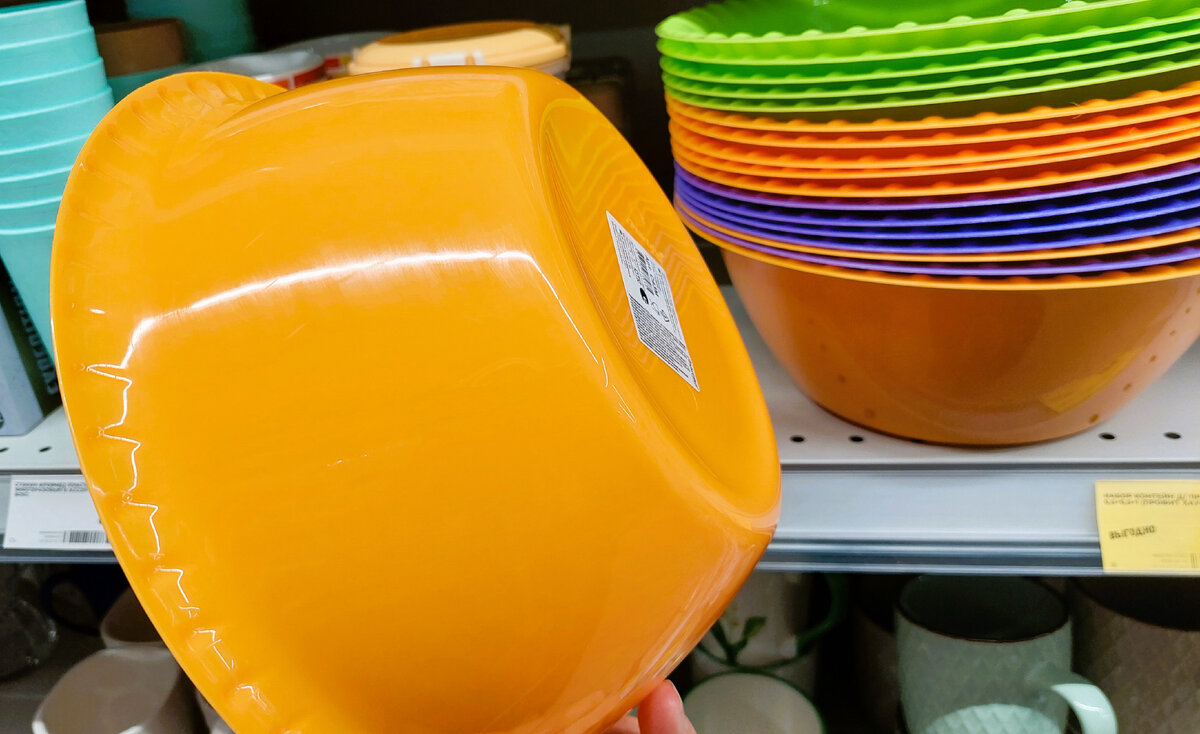 выкладка посуды в магазине. магазин посуды. набор кастрюль reisz rz. магазин посуды рядом. рынок посуды.