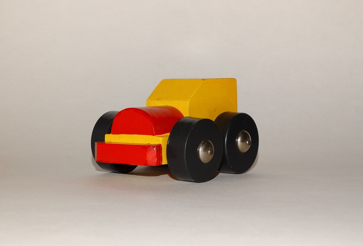 Легковой автомобиль производства "Семеновского объединения по производству сувениров", фото автора.