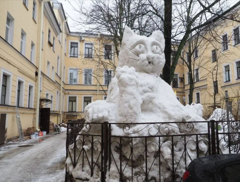 Огромный снежный кот наблюдает за петербуржцами на Галерной улице. Это тот самый случай, когда сильные снегопады приносят радость. Хорошая альтернатива обычным снежным залежам, да и коммунальщикам меньше работы.