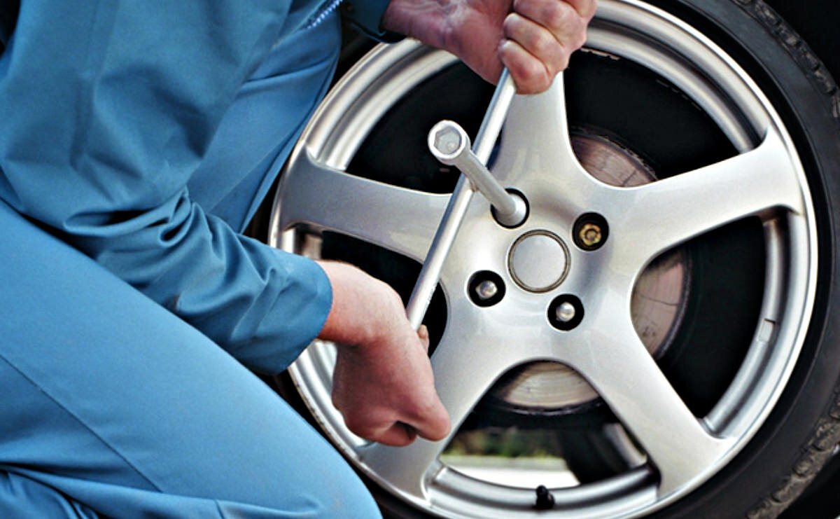 Смени колеса. Уход за шинами. Tyre change. Мастер меняет шины. Женщина меняет колесо.