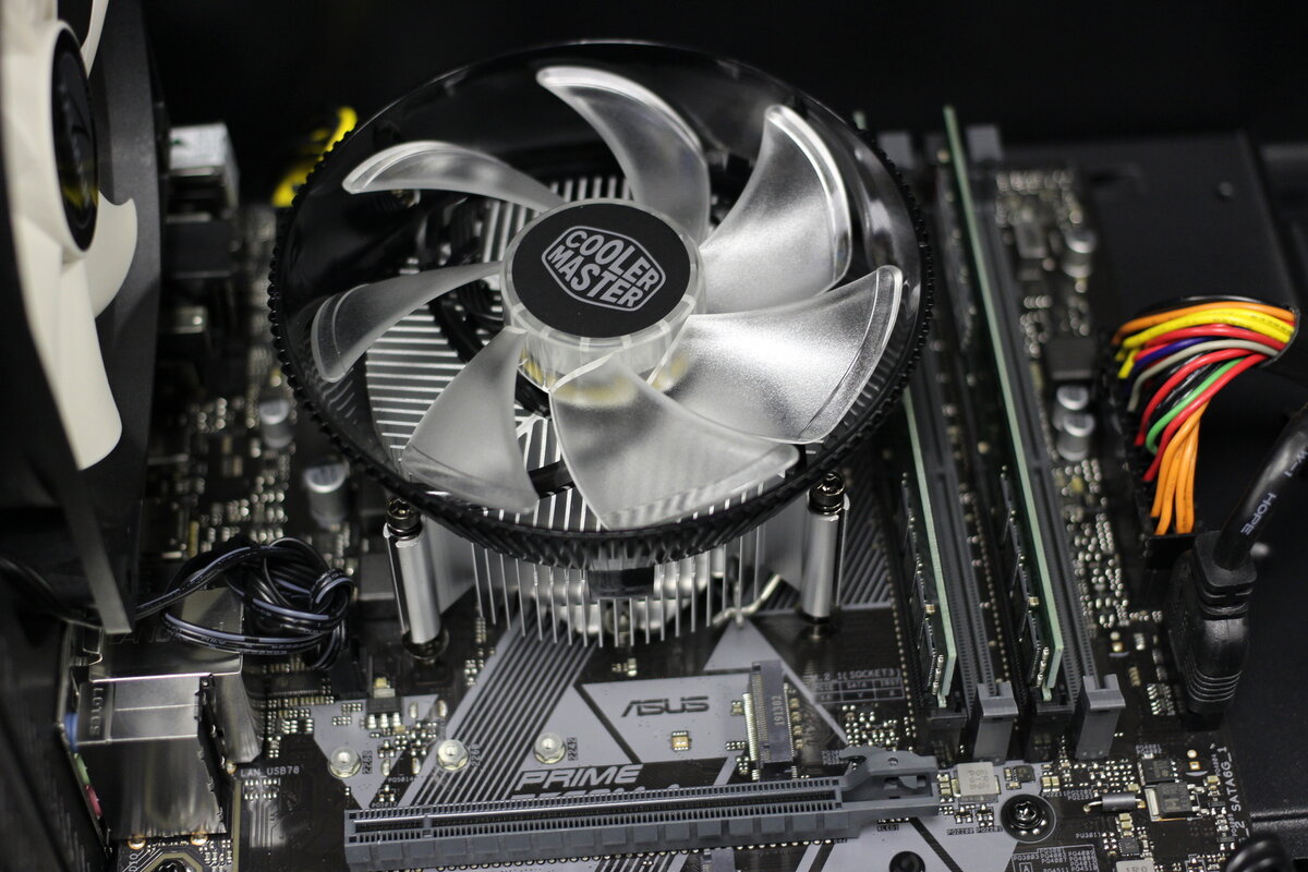 Надежное функционирование любого современного компьютера, в том числе игровых и рабочих систем с высокопроизводительными компонентами, обеспечивается за счет эффективного системы воздушного охлаждения.