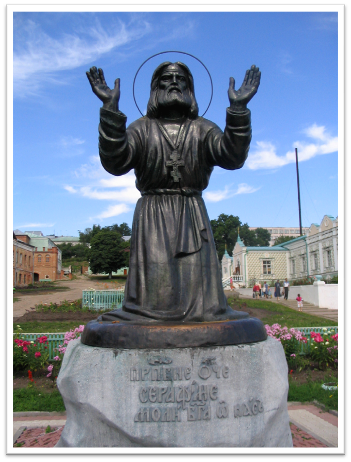 Памятник Серафиму Саровскому в Курской Коренной пустыни. Авторство: Loyna. CC BY-SA 2.5, https://commons.wikimedia.org/w/index.php?curid=2880893