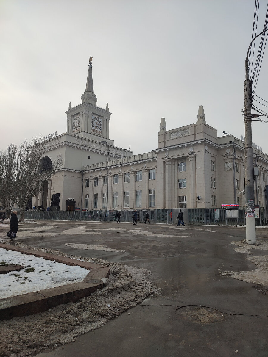 Хочется сесть на поезд и уехать к морю и солнцу, а не вот это всё 