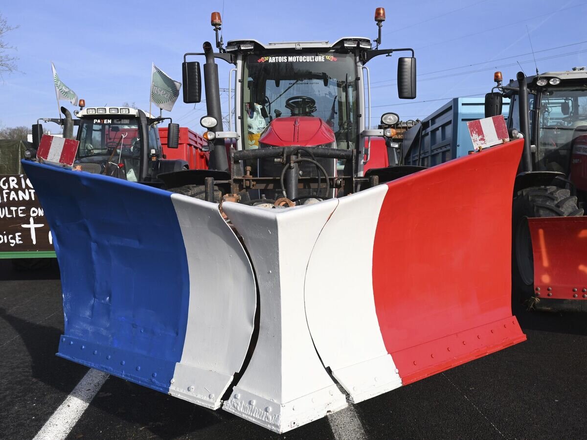    Французские фермеры на тракторах блокируют шоссе к северу от Парижа© AP Photo / Matthieu Mirville