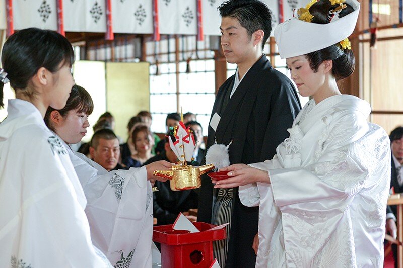 Очень важно поприветсвовать предков жениха и невесты перед церемонией регистрации брака. Фото: традиционная японская свадьба. Фото:  Konnichiwa Club