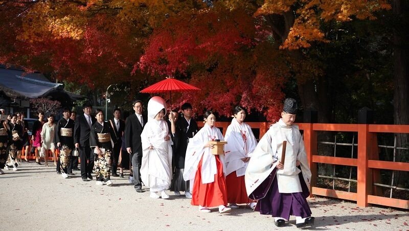 Свадьба в сезон красных кленов. Фото: Konnichiwa Club