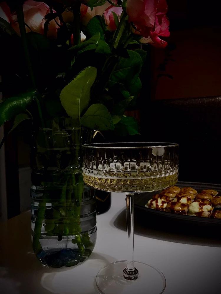 Лзхс яновская фужеры. Ремонт хрусталя. Реставрация хрусталя. Corleone crystal люстра. Хрустальная посуда.