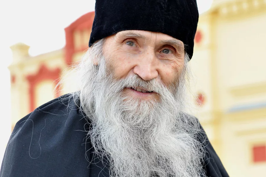 Οι πρεσβύτεροι είναι εξαιρετικά πνευματικοί κληρικοί, προικισμένοι με μεγάλη σοφία και χαρακτηρισμένοι από τον ίδιο τον Επουράνιο Πατέρα.-9