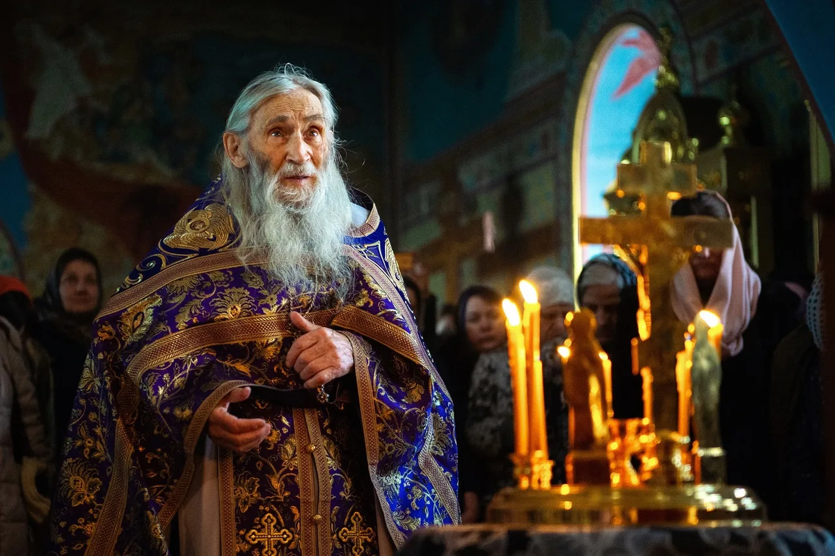 Οι πρεσβύτεροι είναι πολύ πνευματικοί κληρικοί, προικισμένοι με μεγάλη σοφία και σημαδεμένοι από τον ίδιο τον Επουράνιο Πατέρα.-19