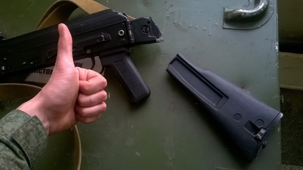 автомат калашникова стрельба. стрельба из ак 47. выстрелы автомата ак 47. ак 74 стрельба. стреляющий ак.