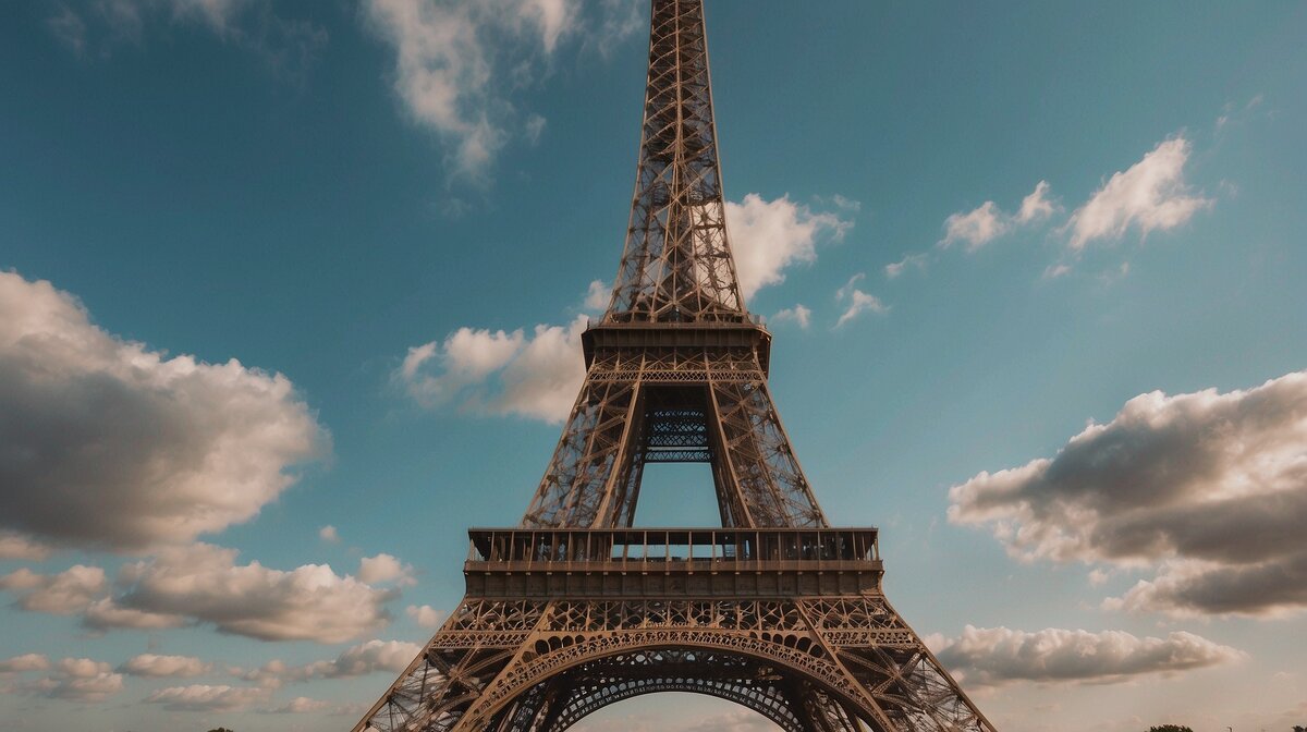 Эйфелева башня – воплощение величия и красоты, символ Парижа и одна из самых узнаваемых архитектурных достопримечательностей мира.-2
