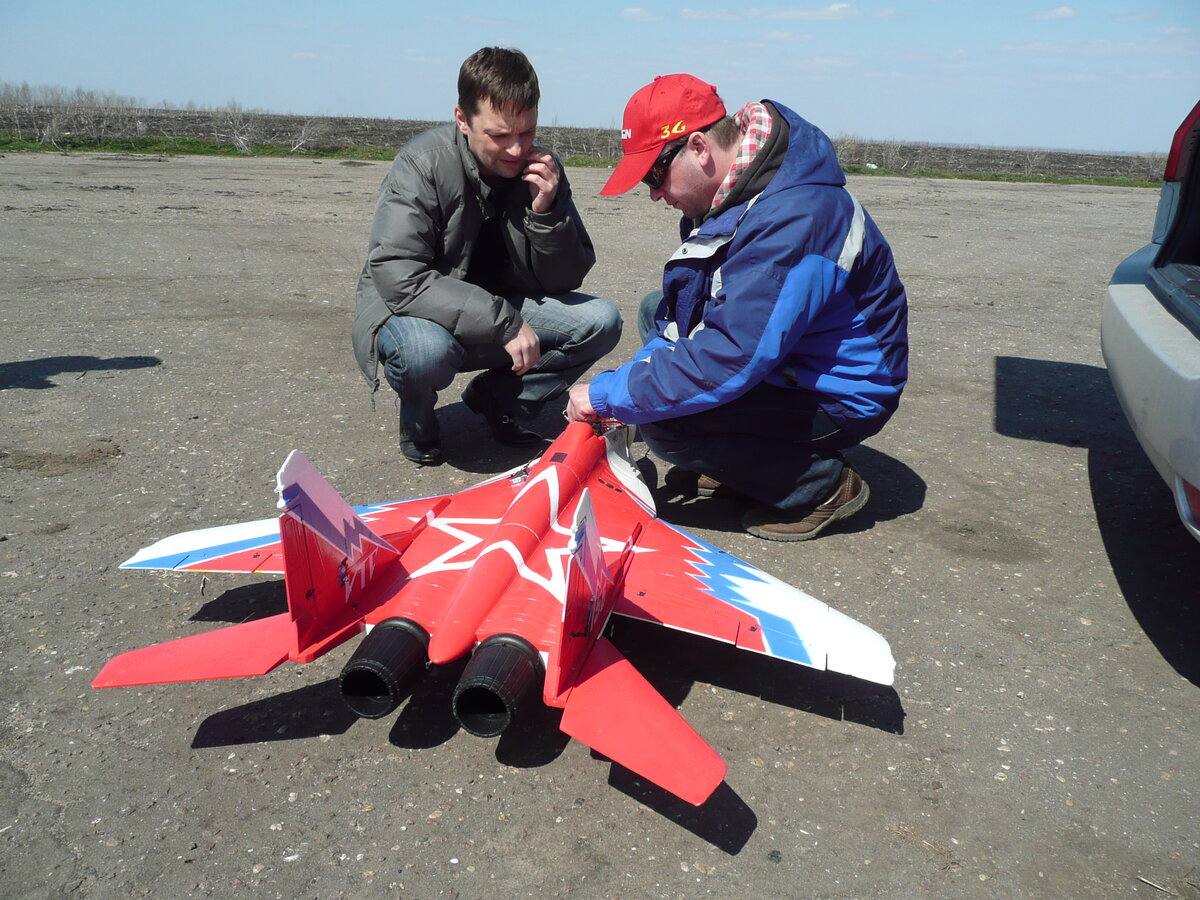 Владимир (слева) и Станислав готовят к полету РУ модель МиГ...