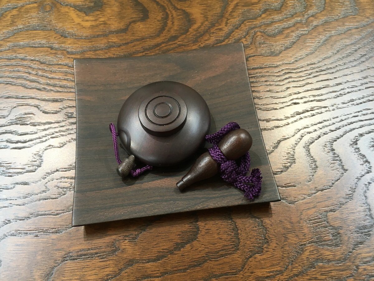 Благовония Зуко обычно хранятся в специальных деревянных контейнерах. Фото: kichizo.co.jp