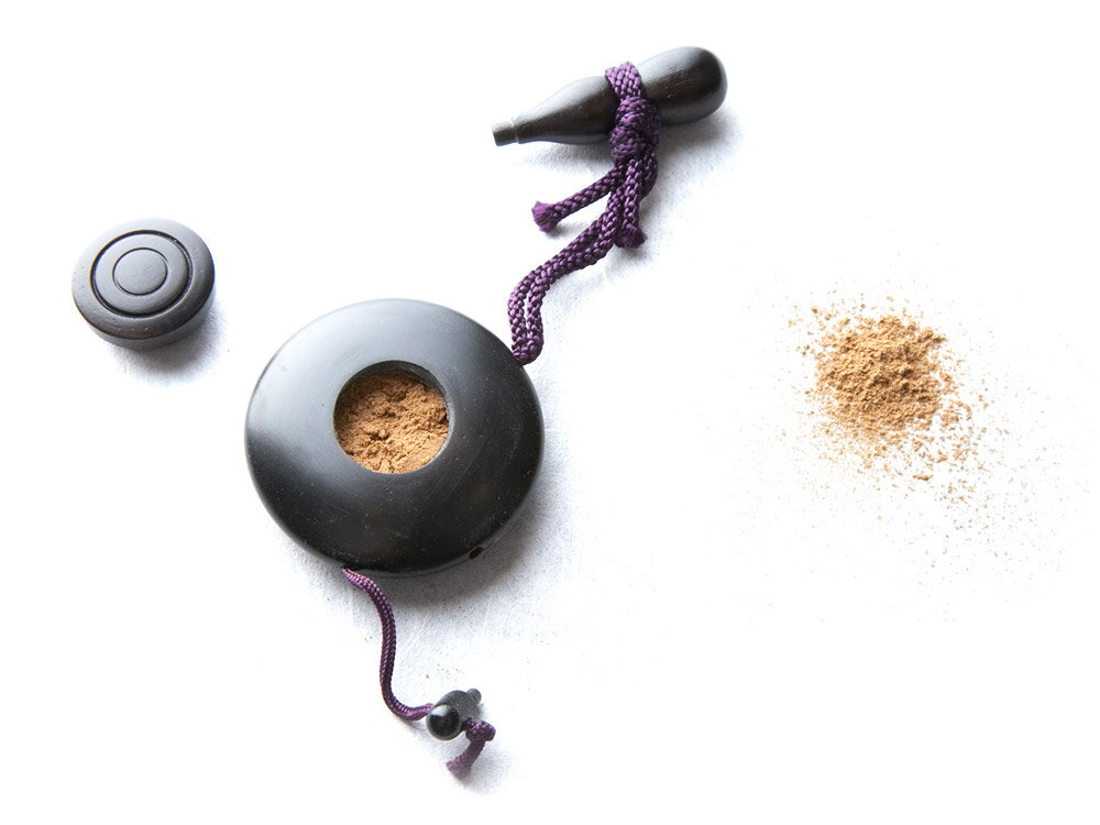 Зуко - благовоние как для буддийских практик, так и для простого наслаждения ароматом. Фото: nipponkodo.co.jp