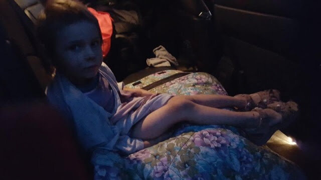 Девочку забирают у отца. Девочку забирают у отца. Девочку забирают у отца. Полицейский забирает ребенка. Девочку забирают у отца.