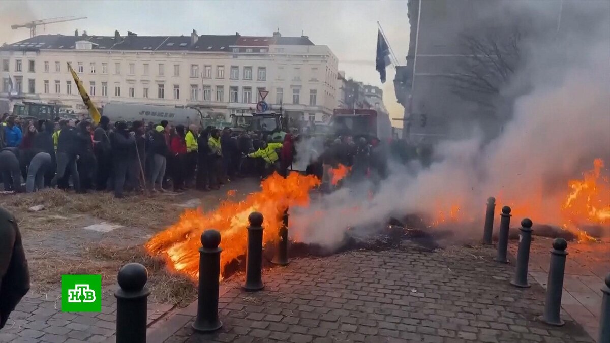    Протестующие фермеры жгут покрышки на площади Брюсселя