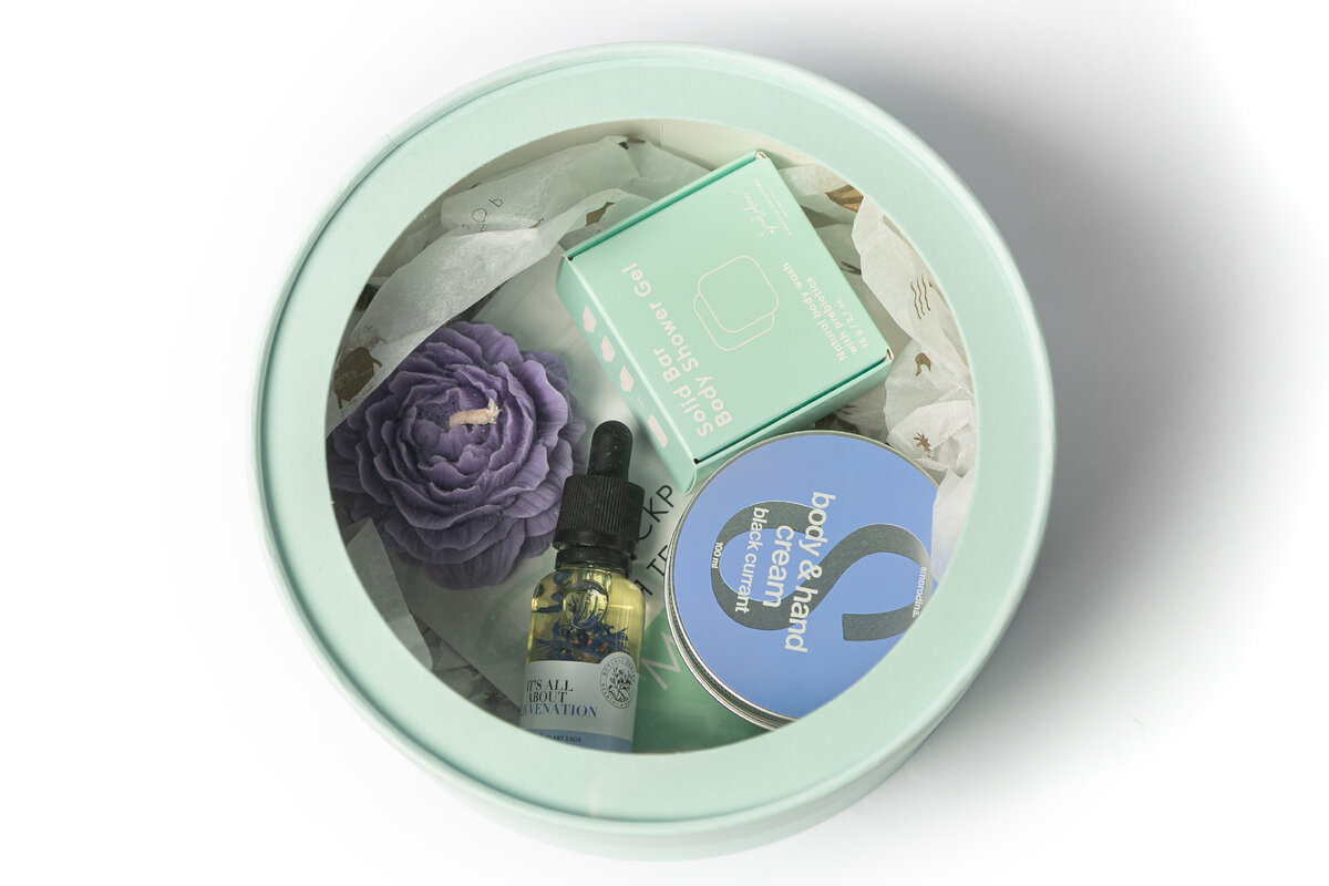 FUN TAN box "Сзаботой о себе" (крем для тела, масло с васильком, скраб, твердый гель для душа и свеча-роза)