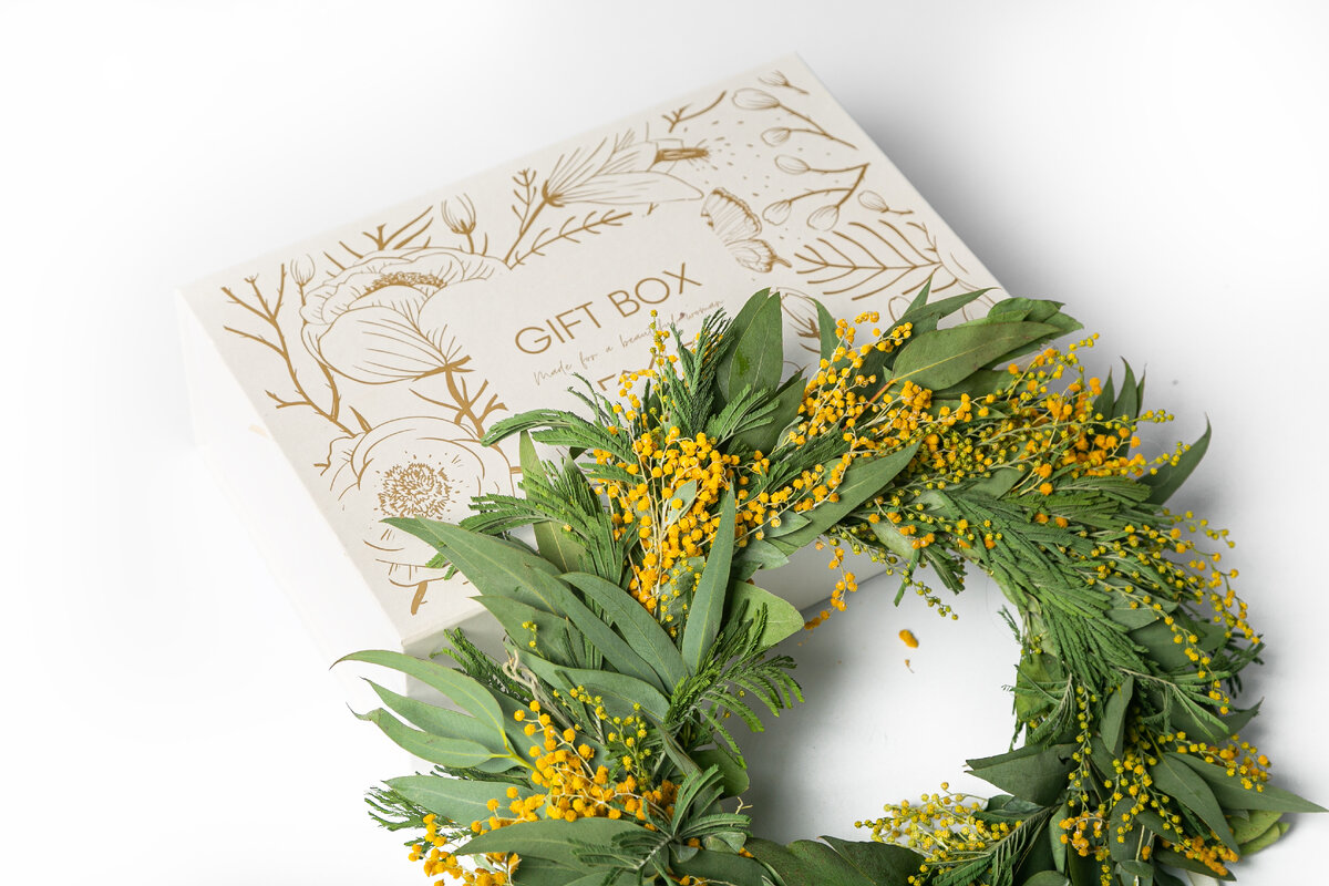 букет с шампанским и конфетами. подарок на юбилей 60 лет женщине. подарочная корзинка. корзинки для подарков. необычный подарок женщине.