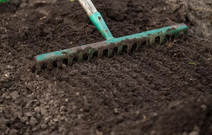 Весенние рыхление почвы. Фото взято из открытых источников.