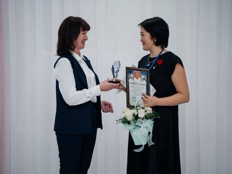 Нянечка в детский сад. Помощница воспитателя. Воспитатель рисунок. Спецодежда для помощника воспитателя. Помощник воспитателя.