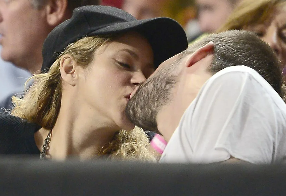 Gerard Pique & Shakira Kiss.