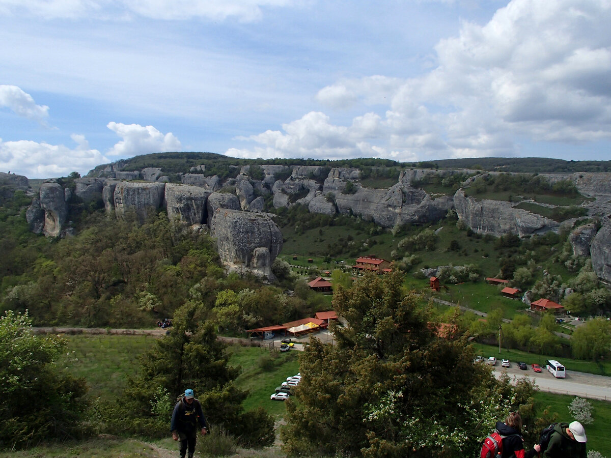 Тропа на Зангурму от парковки с видом на Эски-Кермен