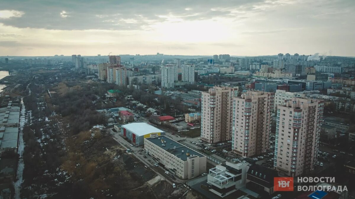     Волгоградцы почтили память участников Сталинградской битвы, постояли в серьезных пробках и обсудили памятки о «воздушной тревоге».
