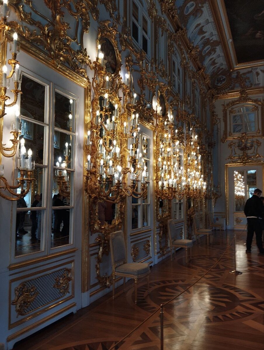 Потолки Эрмитажа — великолепный шедевр архитектуры и живописи, которые восхищают и вдохновляют посетителей музея своей красотой и изысканностью. Ведь потолки – это не только верхние поверхности помещений, они создают атмосферу, подчеркивают стиль и являются важной деталью интерьера.

Каждый потолок в Эрмитаже – это настоящее произведение искусства, сочетающее в себе мастерство ремесленников и великолепие художественной живописи. Каждый рельеф, каждая лепнина, каждый карниз, каждая роспись на потолках музея выдержаны в едином стиле и передают неповторимое великолепие эпохи.

Одним из самых известных потолков Эрмитажа является потолок Зимнего дворца. Созданный в стиле классицизма, он восхищает своими монументальными колоннами, высокими сводами и изысканной лепниной. А главным украшением потолка Зимнего дворца является картина Юлиуса Клейнена «Прочтение Закона» – шедевр живописи, который создает ощущение монументальности и величия.

Еще одним великолепным примером потолка Эрмитажа является потолок Залов Древнего Египта. На нем изображены боги и богини, герои египетской мифологии, животные и растительные мотивы. Каждый элемент рельефа тщательно проработан и передает атмосферу мистики и таинственности Древнего Египта.

Также стоит отметить потолки Голубого и Белого залов Эрмитажа. Они представляют собой истинные шедевры русского барокко и пленительно воздействуют на зрителя своей богатой узорчатой лепниной и изображениями аллегорических сцен.

Потолки Эрмитажа — это настоящая сокровищница истории и искусства. Они передают нам частицу души эпохи и величие мастерства человека. Каждый посетитель музея несомненно ощущает волшебство и великолепие, глядя на эти высокие небеса, созданные руками талантливых художников и ремесленников. И таким образом, потолки Эрмитажа становятся неотъемлемой частью его неповторимой атмосферы и оставляют незабываемые впечатления в сердце и воображении каждого посетителя
