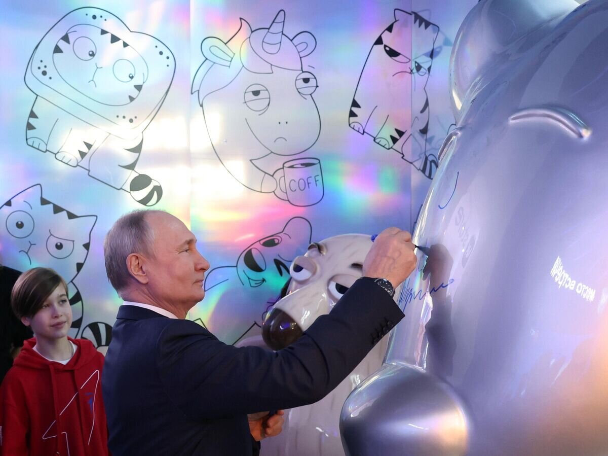    Президент РФ Владимир Путин посещает выставку "Россия" на ВДНХ в Москве© РИА Новости / POOL