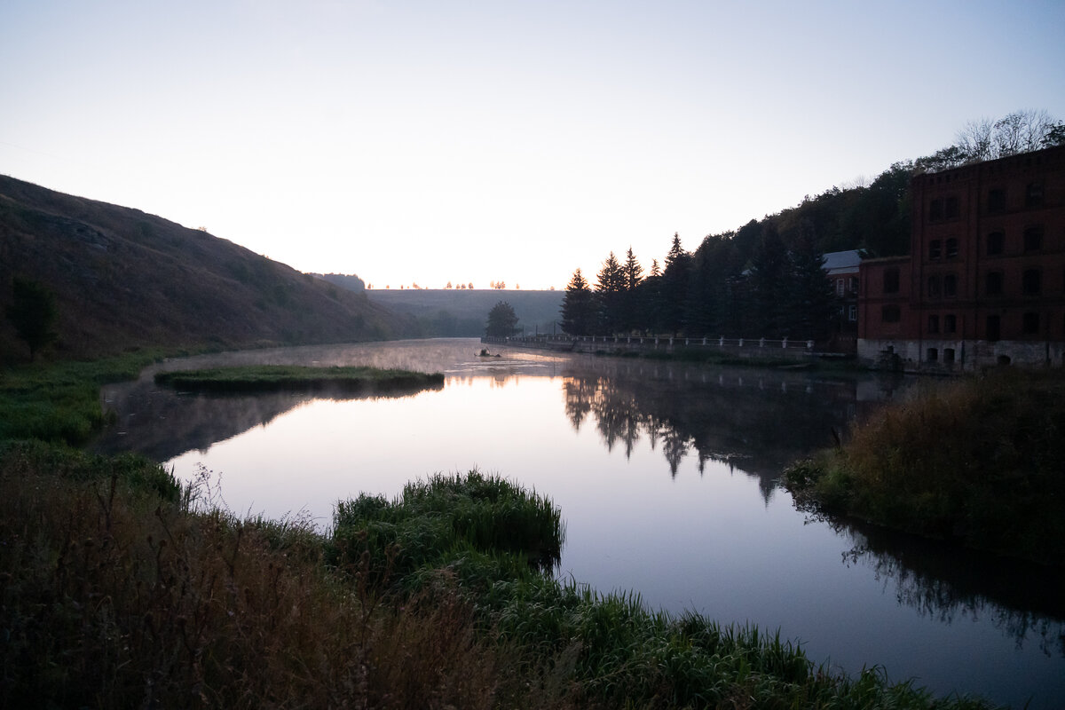 Зеркало водной поверхности было недвижимо. 
