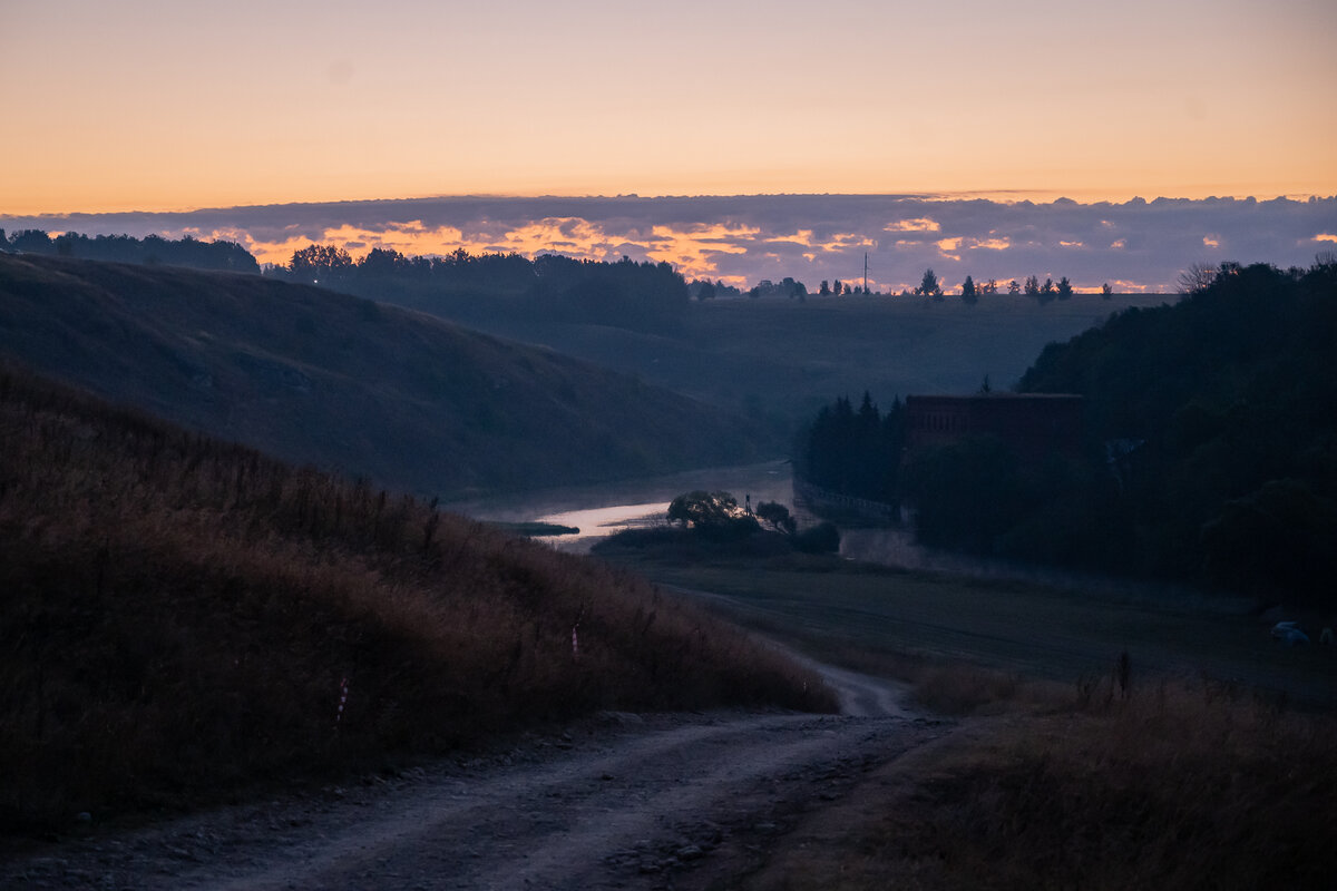 В облачной толще занимался рассвет.