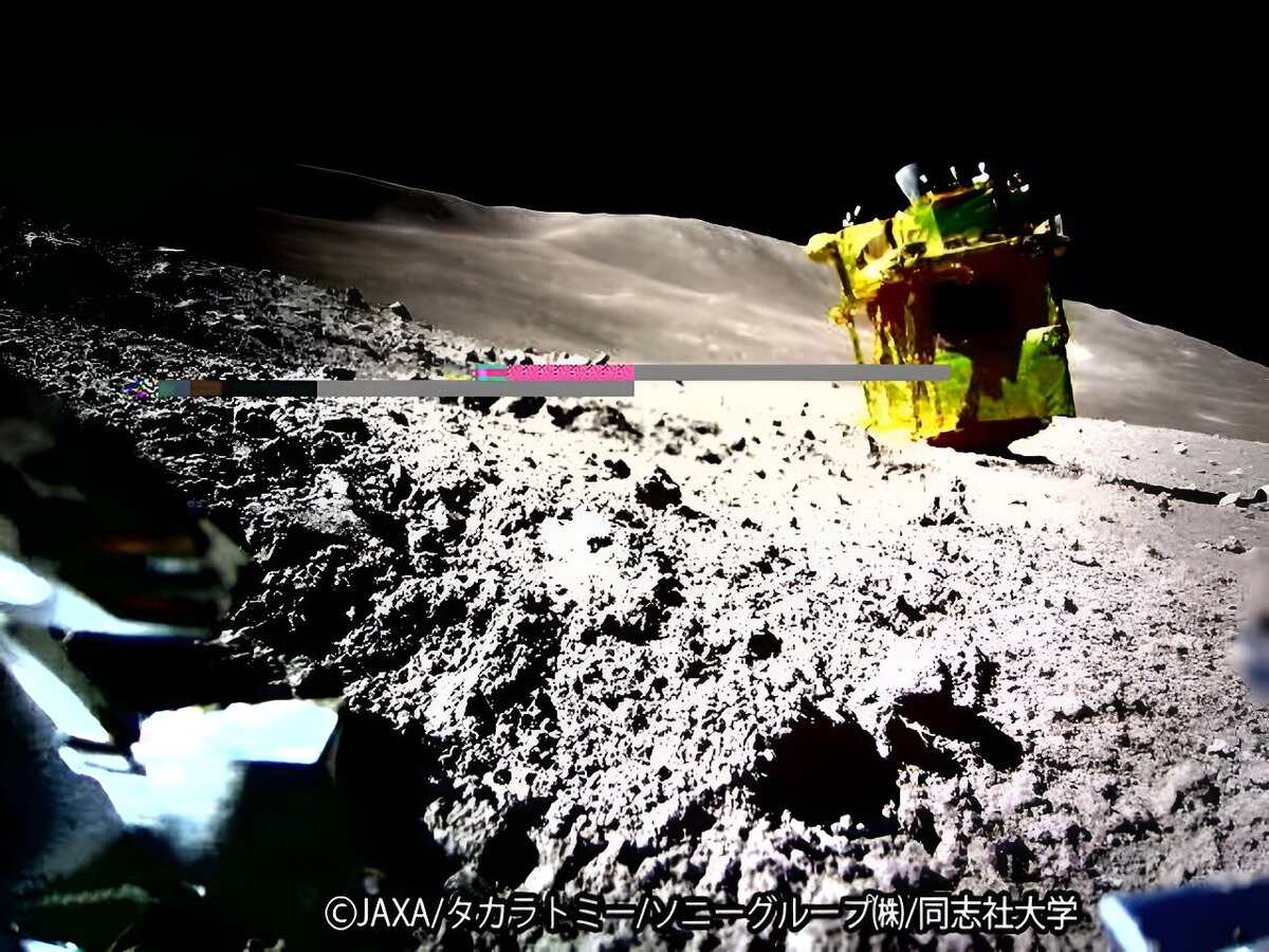 Японский посадочный модуль SLIM на Луне.    
 Источник: JAXA / Takara Tomy / Sony Group Corporation / Doshisha University.  📷
