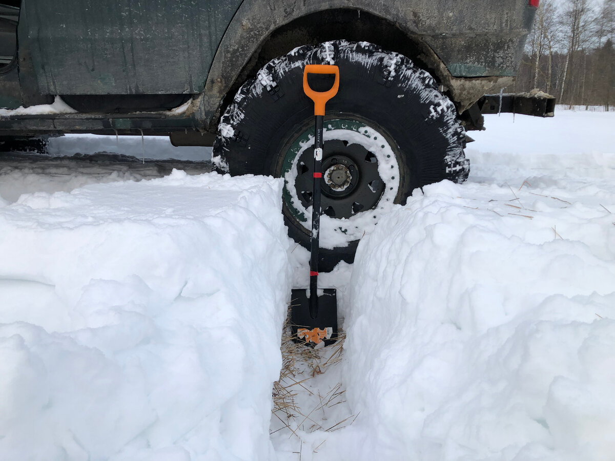 По моим замерам (место специально не выбирал), уровень снега составил 75 см, при этом под колесом было 34 см.