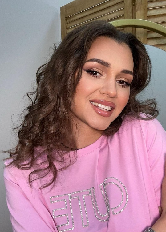 Открытки со стихами. Открытка семейного счастья. Девочка улыбается. Пусть твой смех всегда. Ребенок улыбается.