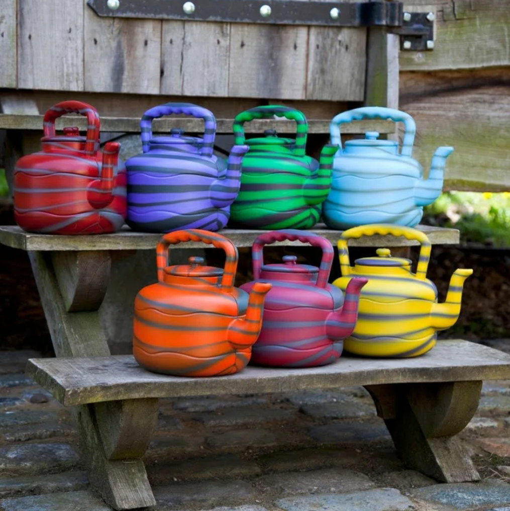 Полка для кастрюль и сковородок. Хранение кастрюль и сковородок на кухне. Украшения для кухни. Декор из старых чашек. Куда девать посуду.