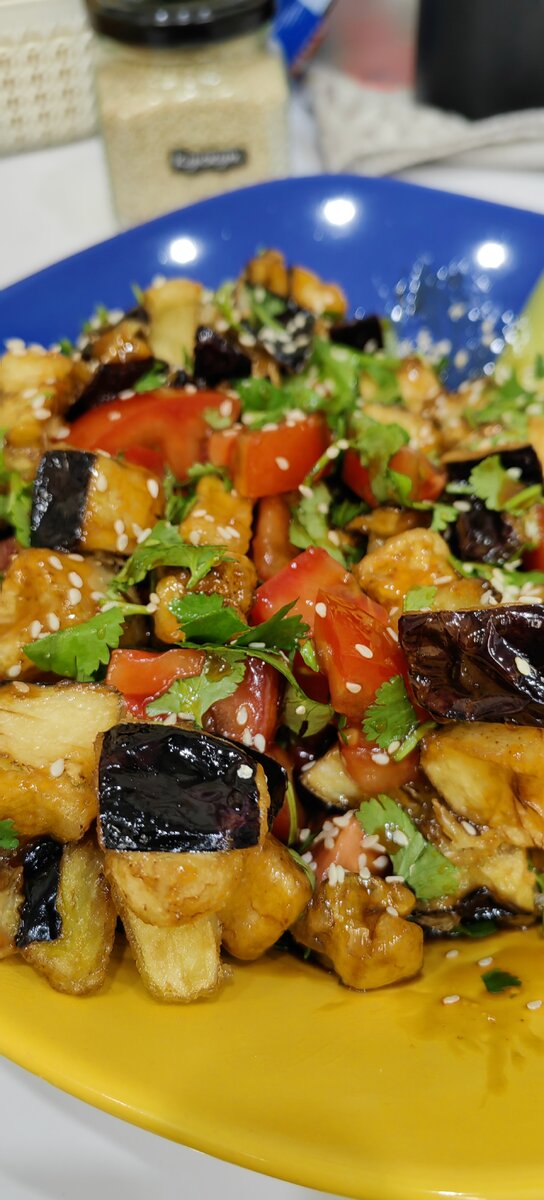 Салат с жареными баклажанами. Салат с ростбифом и болгарским перцем. Поке с лососем. Салат с кинзой и помидорами. Тайский салат с лососем.