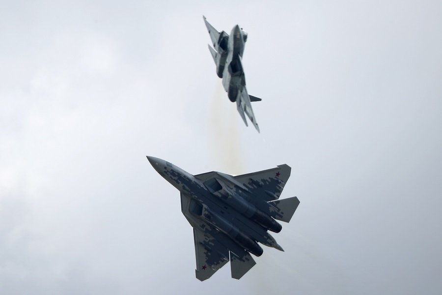 Истребители Су-57 во время демонстрационных полетов - Фото: Марина Лысцева/ТАСС