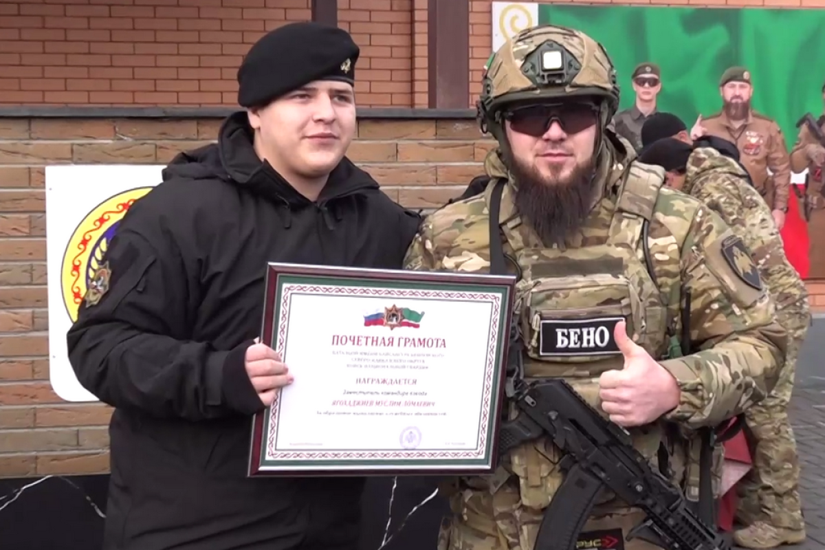    Адам Кадыров вручил сертификаты бойцам батальона Байсангура Беноевского