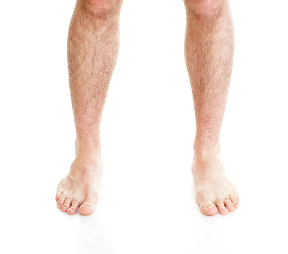 К чему снятся волосатые ноги у себя. Мужские ноги. Ноги прямо мужские. Мужские ноги на белом фоне.