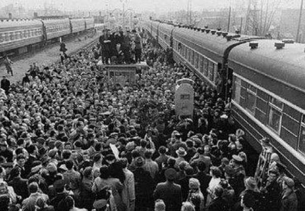 Железнодорожный вокзал во время прибытия новоиспечённого чемпиона мира по шахматам Михаила Таля